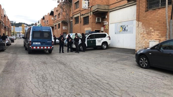 Imagen de la Guardia Civil, Mossos d'Esquadra y Policía Nacional durante el operativo