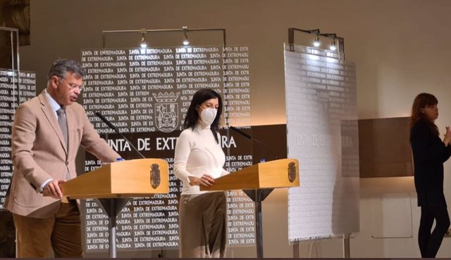 El portavoz de la Junta, Juan Antonio González, y la consejera de Educación y Empleo, Esther Gutiérrez, en rueda de prensa