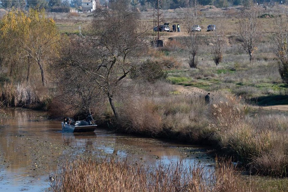 Un agente de los GEO en lancha en el Guadiana durante las labores de búsqueda de Pablo Sierra