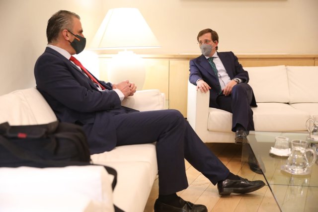 El portavoz de Vox en el Ayuntamiento de Madrid, Javier Ortega Smith, se reúne con el alcalde, José Luis Martínez-Almeida, en Cibeles