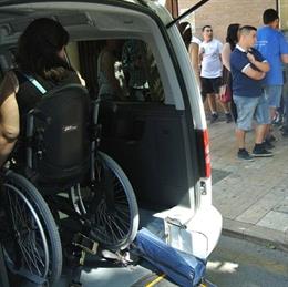 Archivo - Imagen de un taxi adaptado para personas con discapacidad.