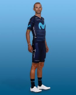 Alejandro Valverde posa con la nueva equipación del Movistar Team para 2022.
