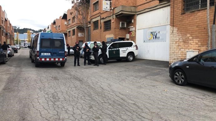Imatge de la Gurdia Civil, els Mossos d'Esquadra i la Policia Nacional durant l'operatiu