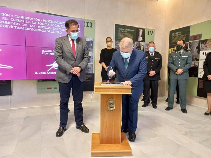 El delegado del Gobierno en la Región, José Vélez, suscribe el protocolo