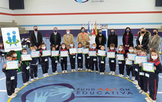 Gema Igual entrega las distinciones a los alumnos del colegio Esclavas, participante en el programa TEI contra el 'bullying'