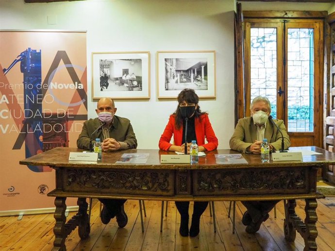 Sánchez (C) junto a Zapatero (I) y Almuiña (D).