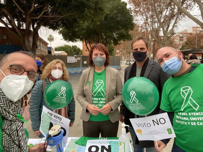 María Marín y Ángel Luis Hernández, en la concentración para apoyar las demandas de la Plataforma por la Atención Temprana