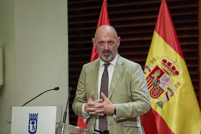 Archivo - El rector de la UCM, Joaquín Goyache Goñi, comparece durante el recibimiento de las jugadoras del Club de Rugby Complutense Cisneros en el Palacio de Cibeles, a 27 de julio de 2021, en Madrid, (España). Las jugadoras se han proclamado este año