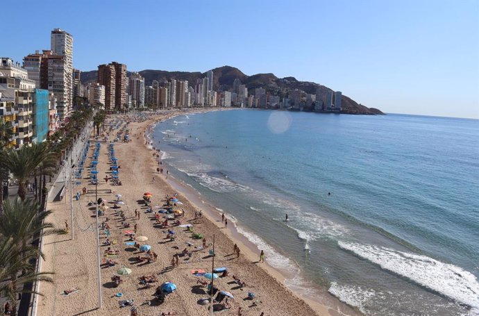 Archivo - Playa de Benidorm durante el puente de Octubre