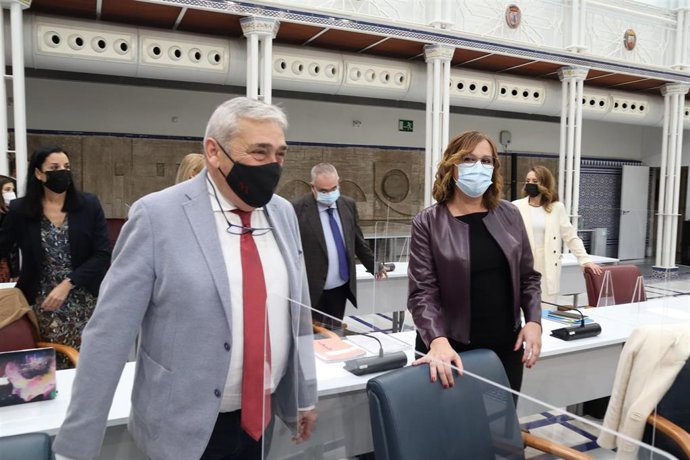 El portavoz liberal, Francisco Álvarez, junto a Isabel Franco, en la Asamblea