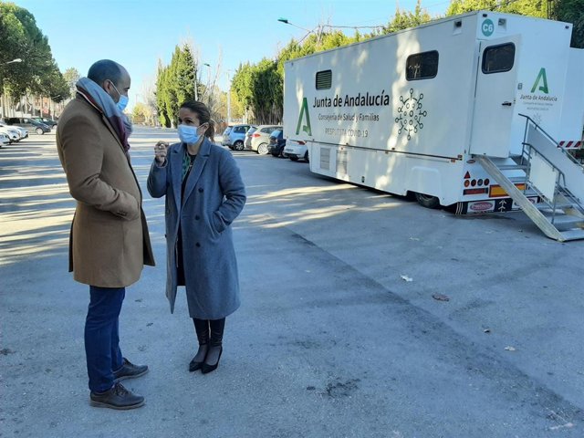 Trinidad Rus (i) ante la unidad móvil de vacunación de covd-19.
