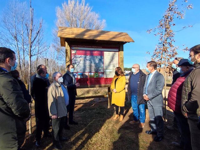 Virginia Barcones visita el nuevo tramo de la vía verde junto a los once alcaldes del los pueblos por donde transcurre.
