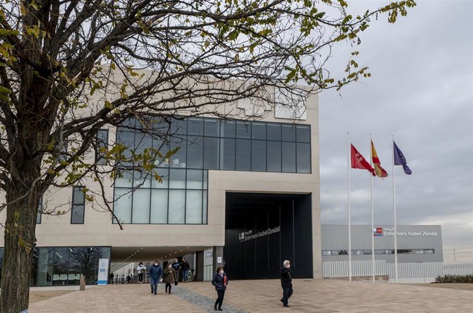 Edificio principal del Hospital público Enfermera Isabel Zendal el día de su primer aniversario, a 1 de diciembre de 2021, en Madrid (España). El centro dispone de tres pabellones de hospitalización de 10.500 metros cuadrados cada uno en los que desde h