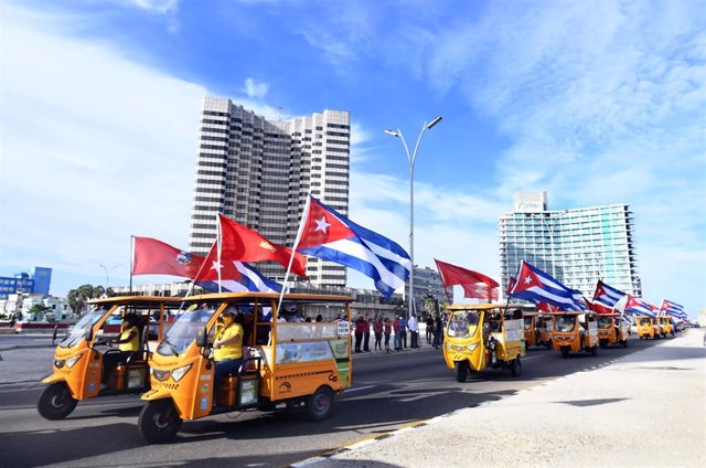 Archivo - Manifestación contra el embargo de Estados Unidos en La Habana
