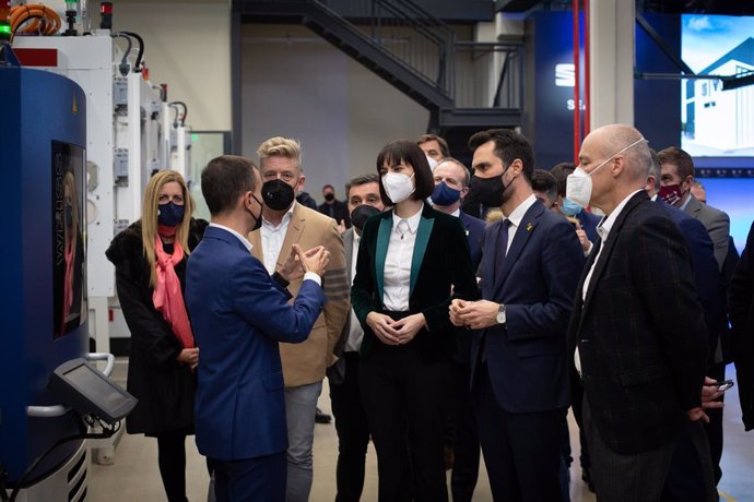 El presidente de Seat y Cupra, Wayne Griffiths; la ministra de Ciencia e Innovación, Diana Morant; el conseller de Empresa y Trabajo de la Generalitat, Roger Torrent, y el vicepresidente de I+D de la compañía, Werner Tietz, en la inauguración del Test