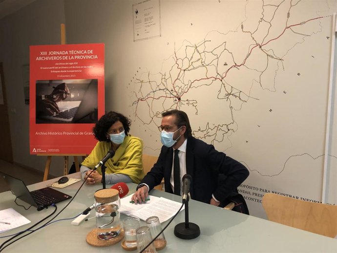 El delegado de Cultura y Patrimonio Histórico de la Junta en Granada, Antonio Granados, y la directora del Archivo Histórico Provincial de Granada, Eva Martín López, han inaugurado la XIII Jornada Técnica de Archiveros.