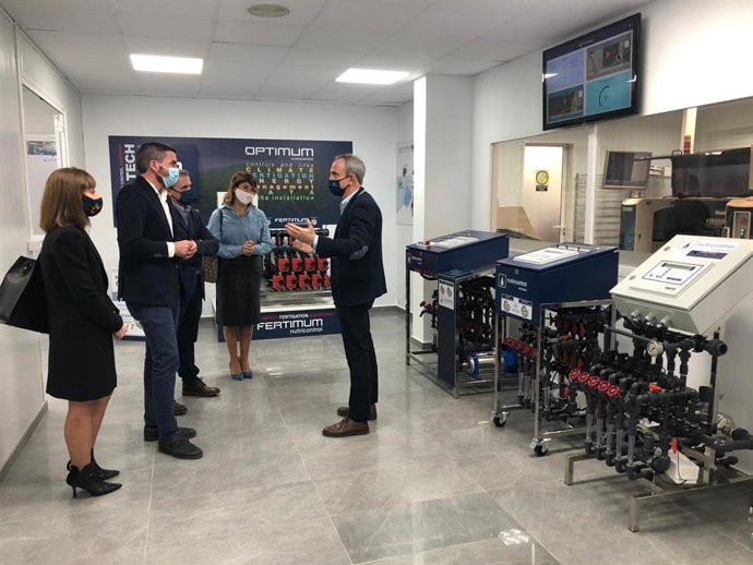 El consejero de Agua, Agricultura, Ganadería, Pesca y Medio Ambiente, Antonio Luengo, visita la empresa Nutricontrol, con motivo del convenio firmado entre la Comunidad y la empresa para impulsar la transferencia de conocimiento