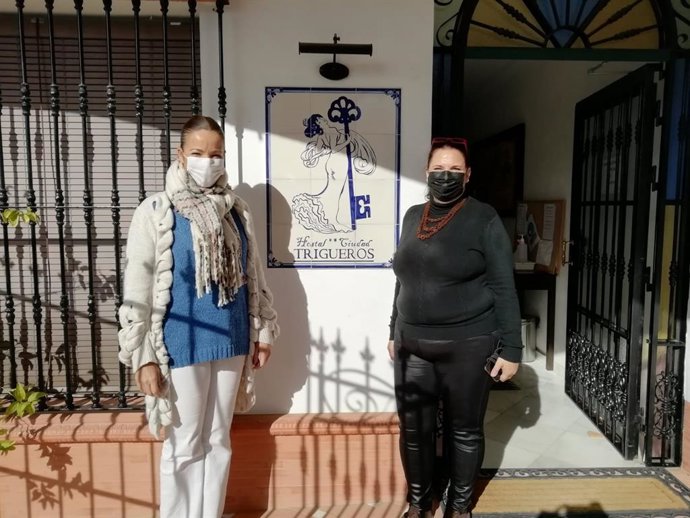 La delegada territorial de Turismo de la Junta en Huelva, María Ángeles Muriel, en su visita al Hostal Ciudad de Trigueros.
