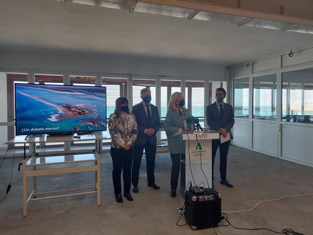 La delegada territorial de Cultura y Patrimonio Histórico de la Junta en Cádiz, Mercedes Colombo, durante la presentación de los restos de edificaciones antiguas localizados entre Camposoto y Sancti Petri.