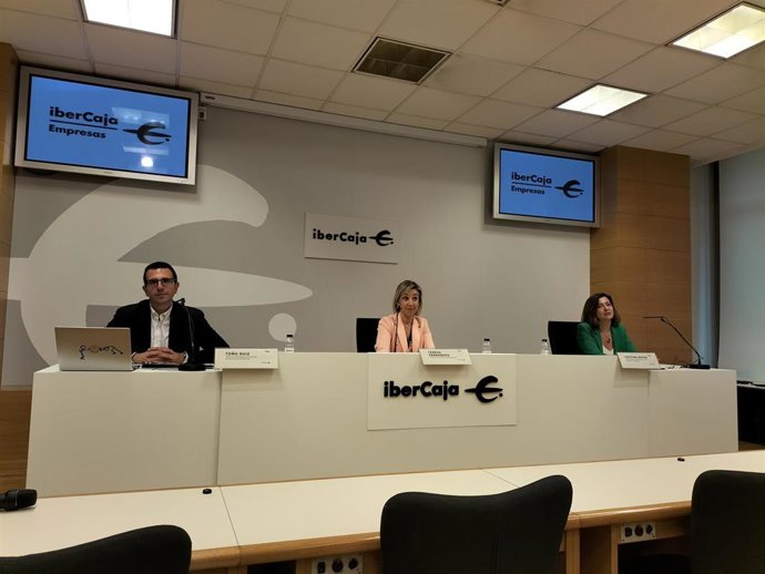 El jefe de Estrategia Comercial de Banca de Empresas de Ibercaja, Toño Ruiz. La directora de Banca de Empresas de la entidad, Teresa Fernández, y la jefa de Desarrollo de Negocio de Empresas, Cristina Mateo.