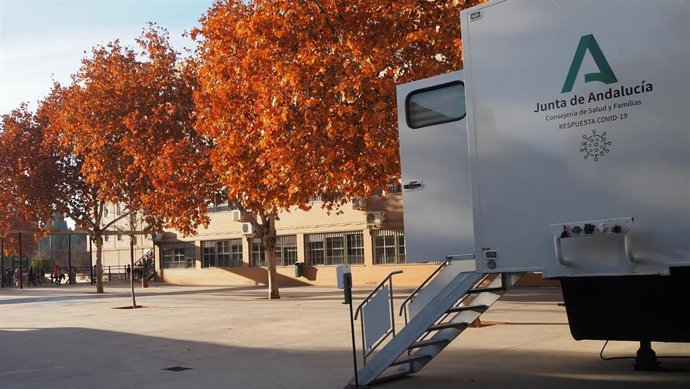 La Unidad Móvil Covid de la Junta de Andalucía se ha desplazado hasta el CEIP Europa, en Córdoba, para vacunar a los menores.