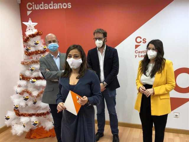 La coordinadora autonómica de Cs en Castilla y León, Gemma Villarroel, comparece ante la prensa secundada por responsables provinciales y locales de Cs Valladolid.