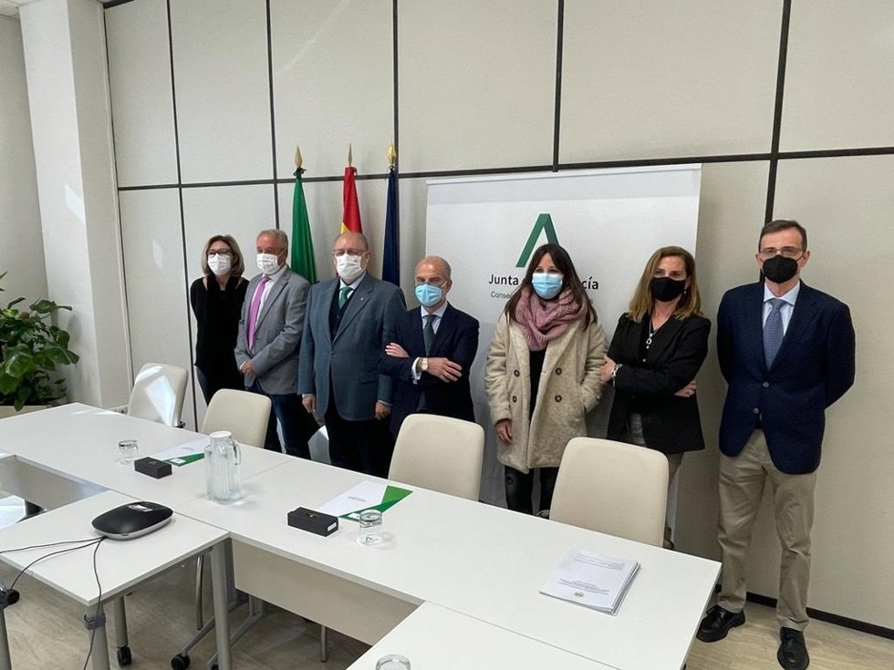 El Servicio Andaluz de Salud (SAS) y la Sociedad Andaluza de Patología Digestiva firman un protocolo de colaboración "que permitirá mejorar la atención en esta especialidad".