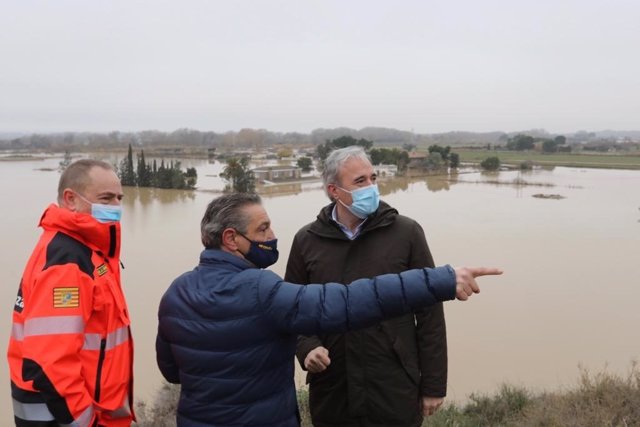 El alcalde de Zaragoza, Jorge Azcón, visitas las afecciones de la crecida del Ebro en Juslibol