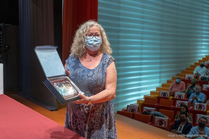 Archivo - María del Carmen Garrido durante la entrega de placas a los jubilados municipales en El Batel