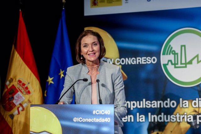 Archivo - La ministra de Industria, Comercio y Turismo, Reyes Maroto, en la inauguración del IV Congreso Industria Conectada 4.0, en La Nave, a 13 de octubre de 2021, en Madrid (España). 