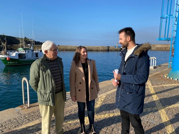 El secretario general y diputado responsable de Infraestructuras, Álvaro Queipo, en el puerto de Tapia de Casariego, acompañado por miembros de la Junta Local del PP tapiego.