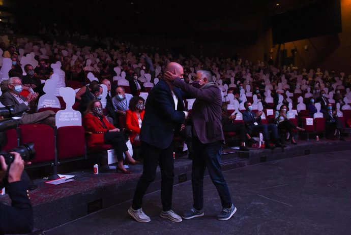 Archivo - Los líderes de CCOO, Unai Sordo (i) y de UGT, Pepe Álvarez (d), se abrazan en la inauguración del 12 Congreso Confederal de CCOO, en una imagen de archivo.