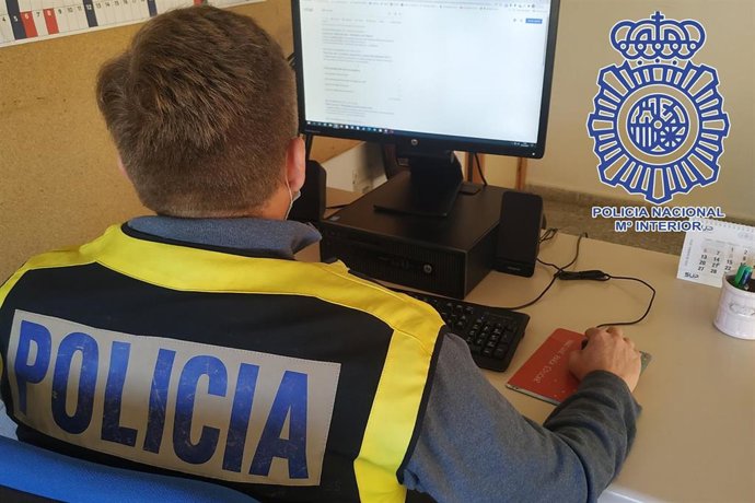 Un agente investiga ante un ordenador