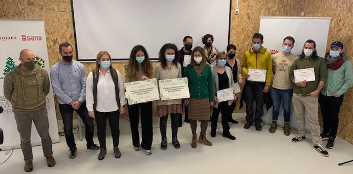 Las ganadoras posan junto a finalistas y representante de las administraciones organizadoras de Impulso Empende.