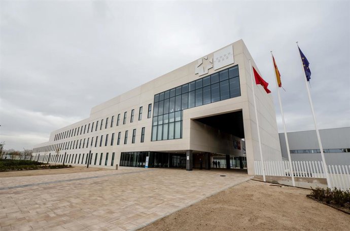 Edificio principal del Hospital público Enfermera Isabel Zendal el día de su primer aniversario, a 1 de diciembre de 2021, en Madrid (España). El centro dispone de tres pabellones de hospitalización de 10.500 metros cuadrados cada uno en los que desde h