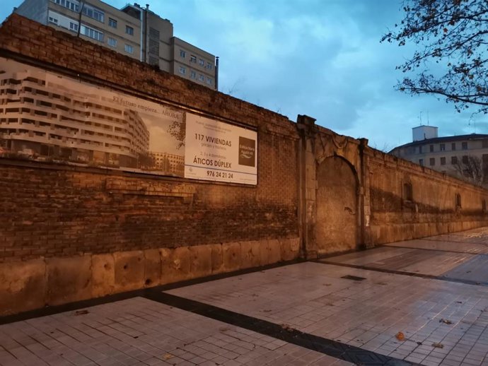 Archivo - Puerta del cuartel de caballería del siglo XVIII, vista desde paseo María Agustín de Zaragoza, donde se derrotó a los franceses en el primer sitio