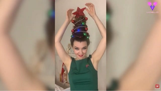 Una joven rusa convierte su pelo en un árbol de Navidad