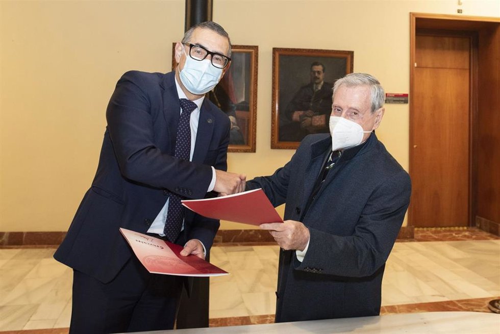 El rector de la UMU, José Luján, y el director de la Real Academia de Bellas Artes Santa María de la Arrixaca de Murcia, Cristóbal Belda