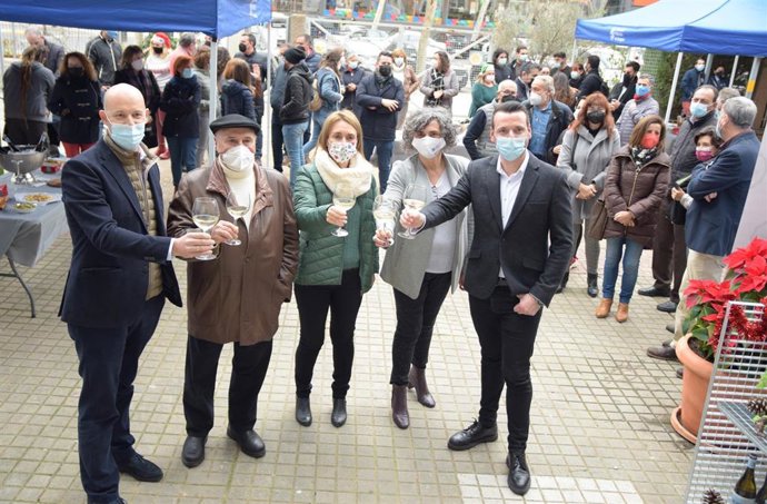 De izquierda a derecha, el director general de Bodegas Luzón, Francisco Javier Martínez; el padrino de la añada, Justo Nieto; la directora de Agrónomos, Arantxa Aznar, la rectora, Beatriz Miguel, y el enólogo Vicente Micó