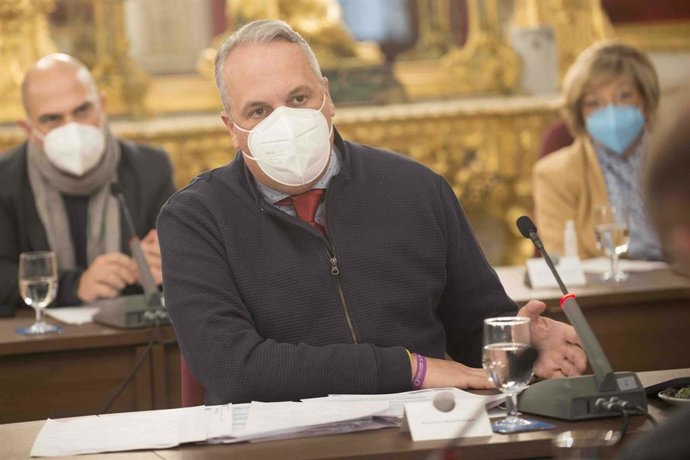 El responsable del área de Servicios Económicos, Hacienda y Recaudación de la Diputación de Cádiz, Juan Carlos Ruiz Boix, durante el pleno ordinario de diciembre.