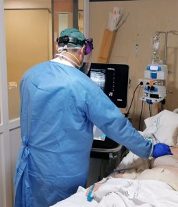 Archivo - Imagen de archivo de un sanitario realizando unas pruebas