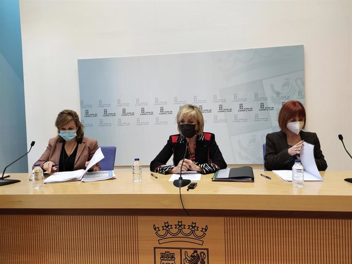 La consejera de Sanidad, Verónica Casado, en el centro, durante la rueda de prensa tras la reunión del Observatorio de Agresiones en el ámbito sanitario.