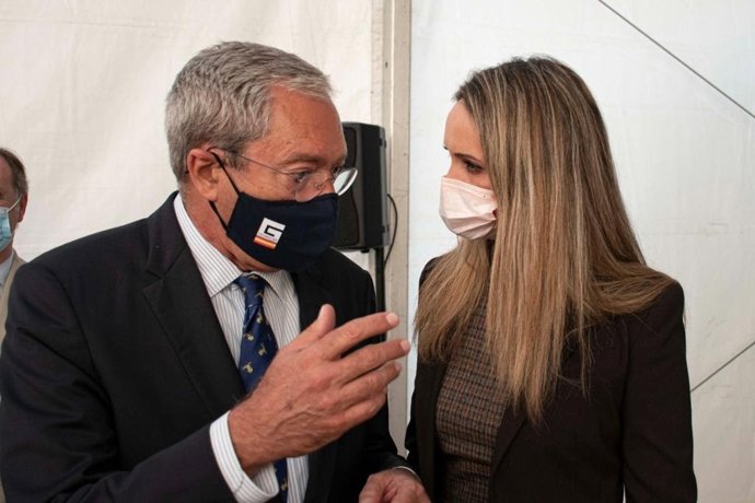 La coordinadora de Cs en Huelva y diputada provincial, María Ponce, con el consejero de Transformación Económica, Rogelio Velasco