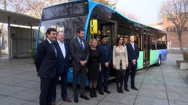 Directivos de Switch Mobility junto a las autoridades asistentes a la presentación del proyecto de fábrica de autobuses en Valladolid.