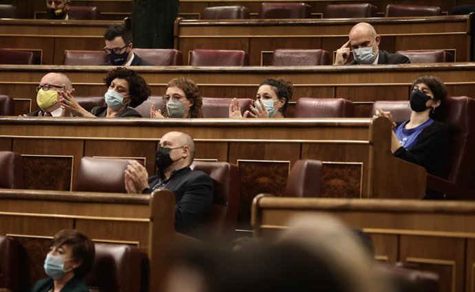 Diputados sentados en sus escaños en la sesión plenaria celebrada en el Congreso este miécoles