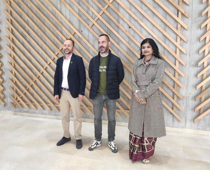 Los miembros del proyecto 'The Climate Reality Project' David Sánchez y Bharti Chhibber, en la jornada 'Siero Verde' junto al alcalde, Ángel García.