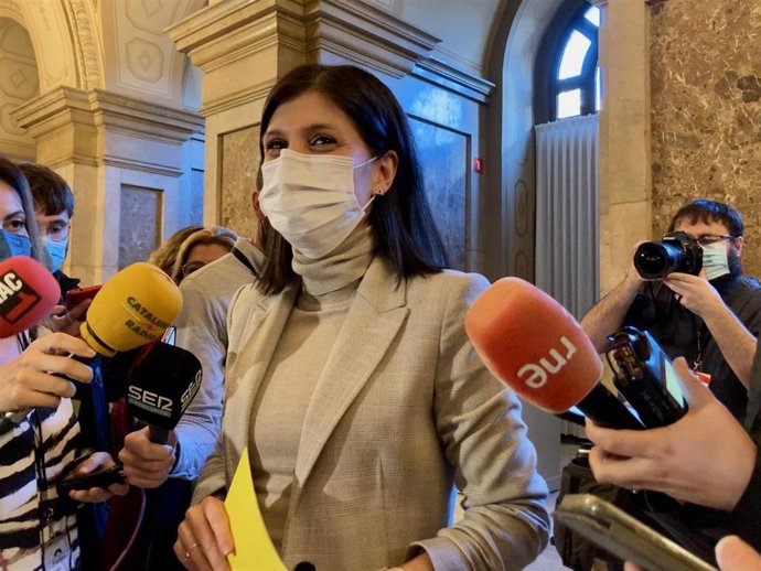 La portavoz de ERC, Marta Vilalta, en declaraciones a los periodistas a 15 de diciembre de 2021.