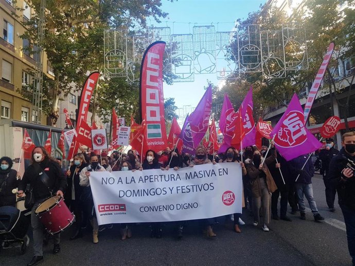 Protesta en forma de pasacalles contra la "apertura indiscriminada" de domingos y festivos en el comercio.