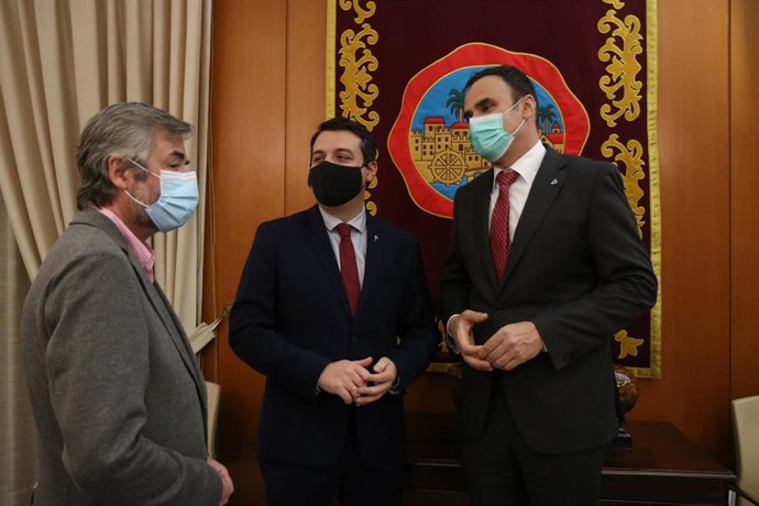 El alcalde de Córdoba, José María Bellido, y el alcalde de Lebrija (Sevilla), José Barroso, junto al concejal de Presidencia de Córdoba, Miguel Ángel Torrico.