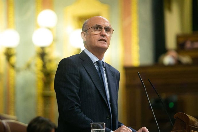 Celso Delgado, del PP, toma la palabra para defender la moción sobre la política del Gobierno en materia de transporte de mercancías por carretera